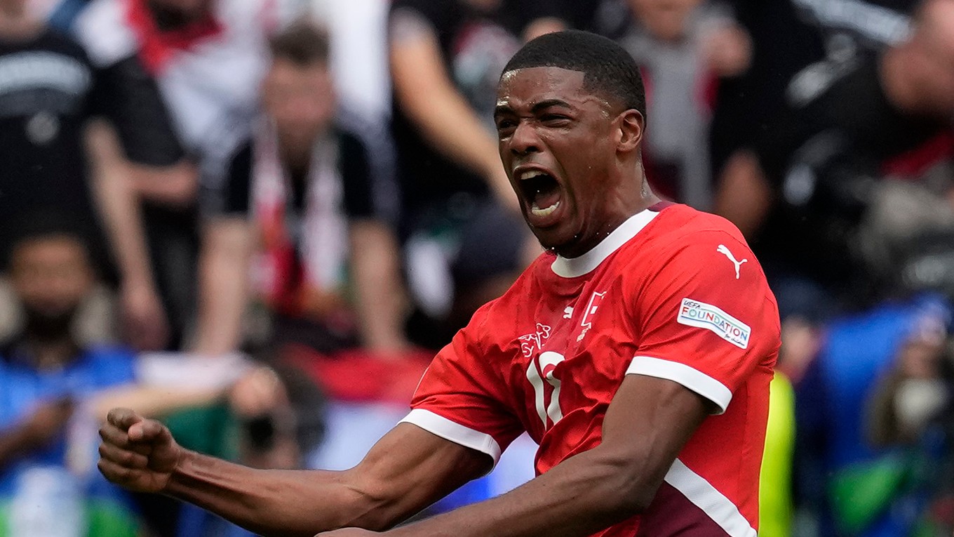 Švajčiarsky útočník Kwadwo Duah a jeho gesto po góle do siete Maďarska. 