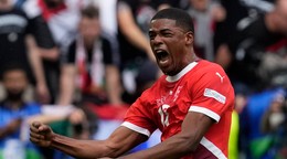 Švajčiarsky útočník Kwadwo Duah a jeho gesto po góle do siete Maďarska. 