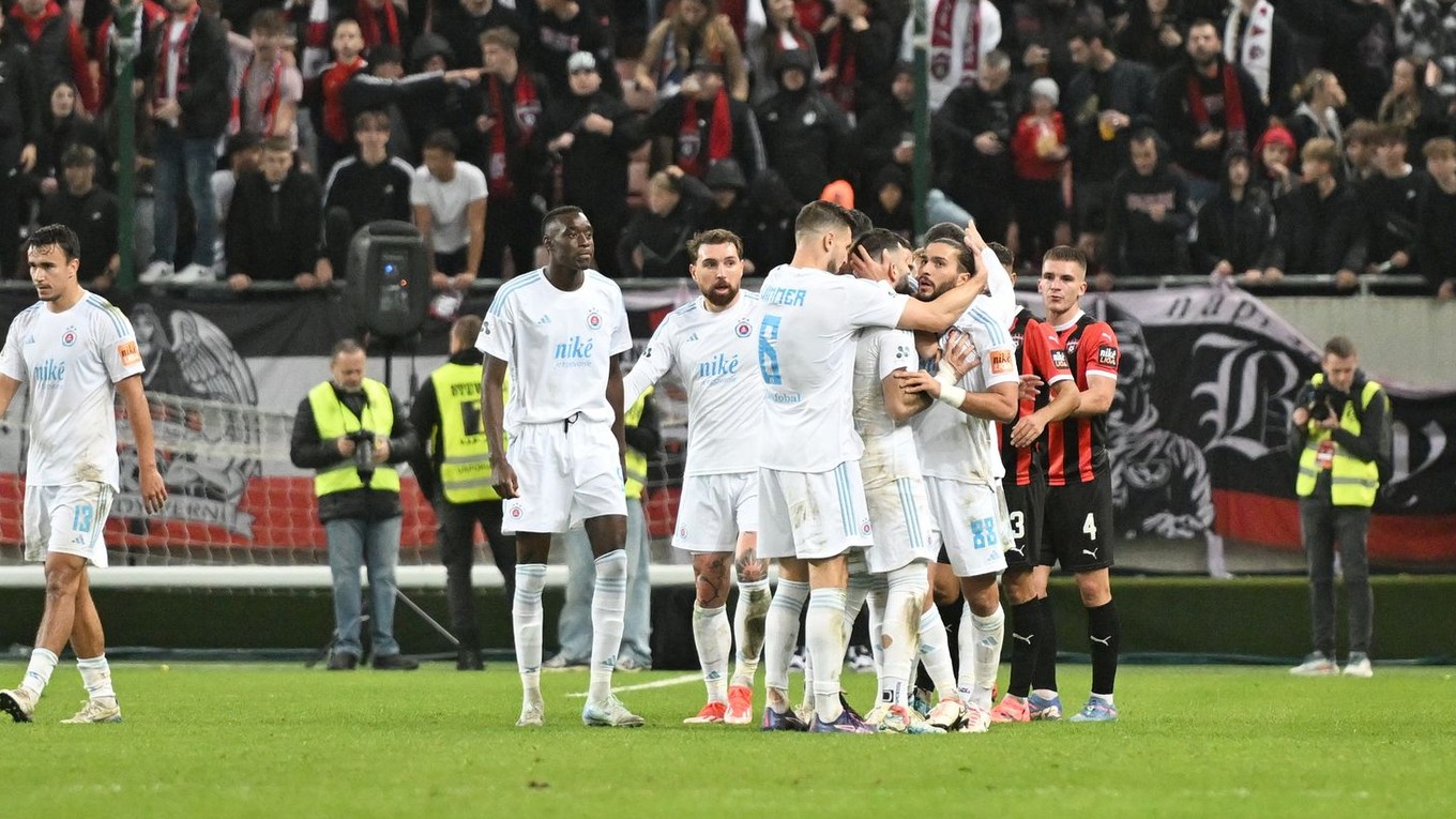 Radosť hráčov Slovana po strelení gólu  počas zápasu 11. kola futbalovej Niké ligy medzi FC Spartak Trnava a ŠK Slovan Bratislava.