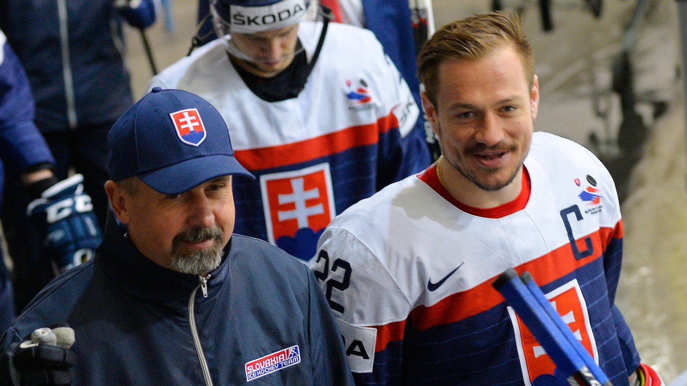 Vladimír Dravecký ako kapitán na MS v hokeji 2017 a vtedajší tréner Zdeno Cíger.