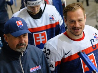 Vladimír Dravecký ako kapitán na MS v hokeji 2017 a vtedajší tréner Zdeno Cíger.