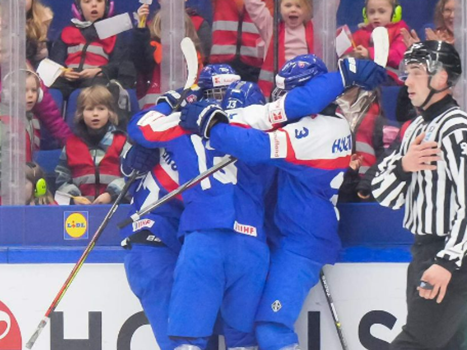 Slovenskí hokejisti sa radujú z gólu.