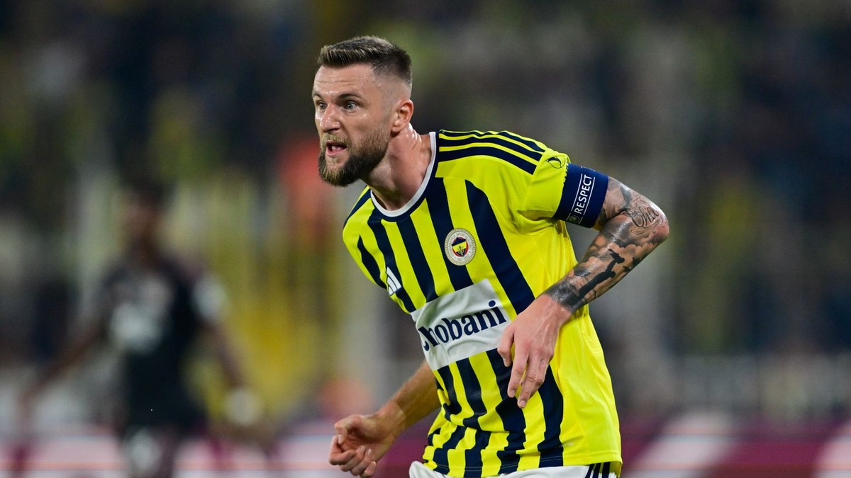 Slovenský hráč Fenerbahce Milan Škriniar reaguje v prvom zápase play off Ligy majstrov Fenerbahce Istanbul – Olympique Lyon