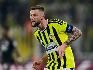 Slovenský hráč Fenerbahce Milan Škriniar reaguje v prvom zápase play off Ligy majstrov Fenerbahce Istanbul – Olympique Lyon