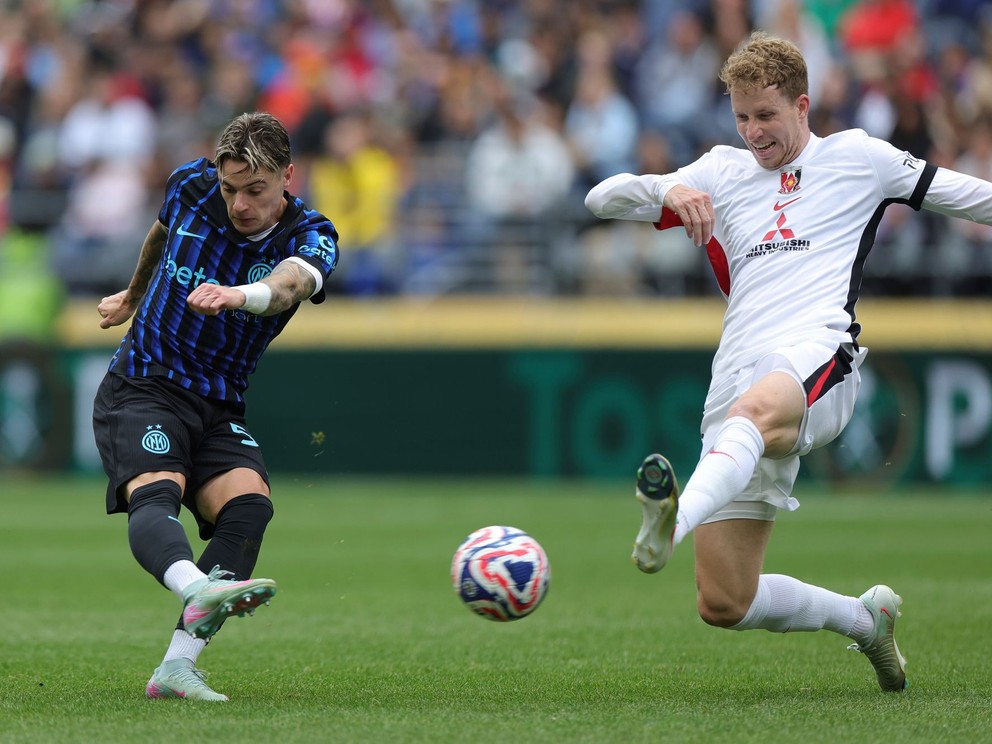 Nicola Zalewski (vľavo) v drese Inter Miláno.