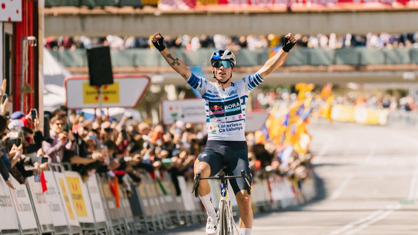 Primož Roglič sa teší z triumfu v 7. etape Okolo Katalánska.