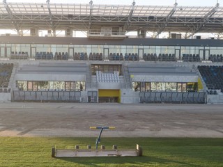 Zakladanie trávnika v Košickej futbalovej aréne.