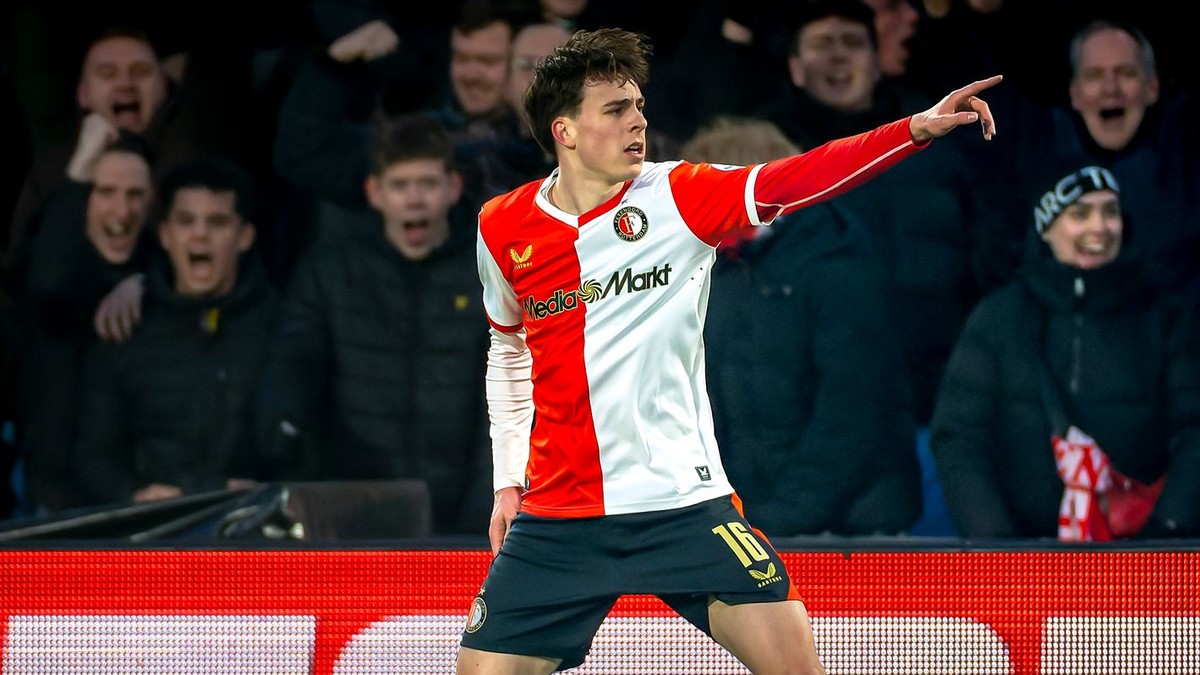 Leo Sauer oslavuje gól do siete Heracles Almelo.