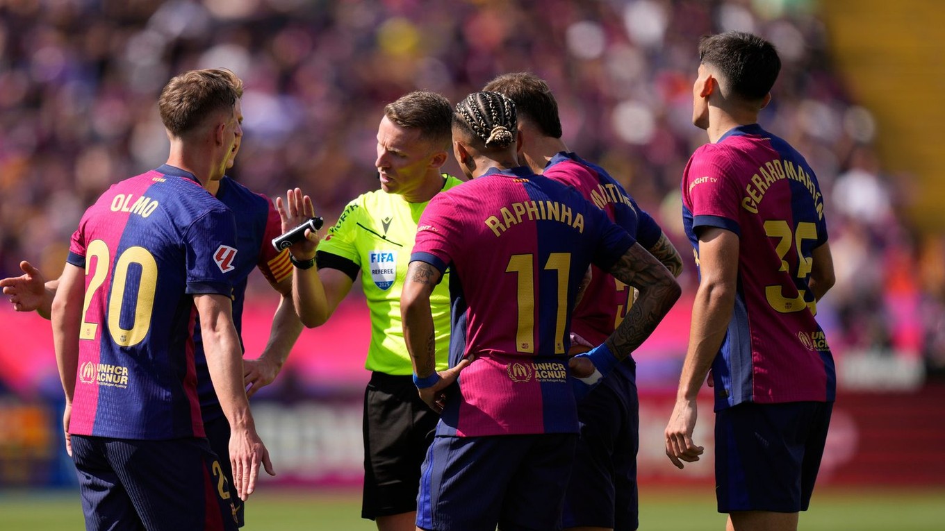 Hráči FC Barcelona v debate s rozhodcom Alejandrom Hernándezom Hernándezom.