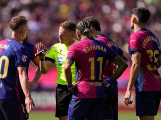 Hráči FC Barcelona v debate s rozhodcom Alejandrom Hernándezom Hernándezom.