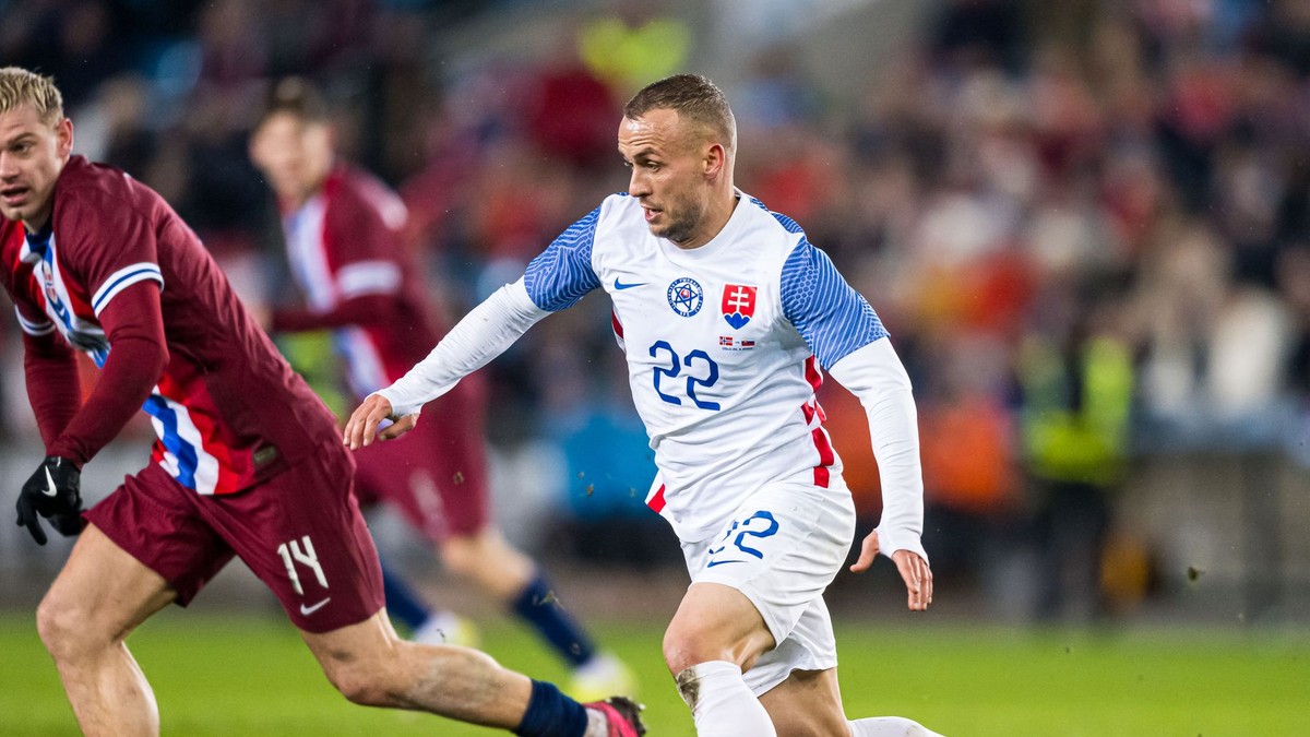 Slovenský stredopoliar Stanislav Lobotka v zápase proti Nórsku.