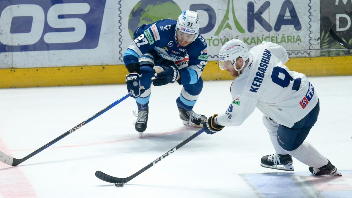 Sebastián Čederle (vľavo) v drese HK Nitra.