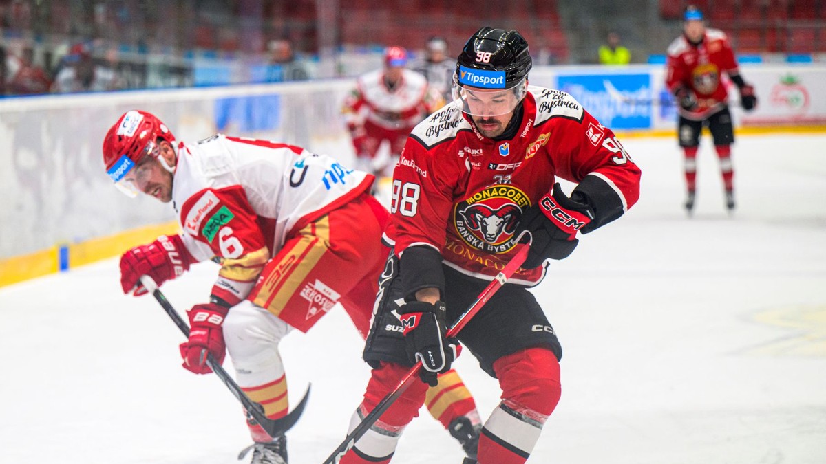 Vpravo Carter Turnbull v drese Banskej Bystrice.