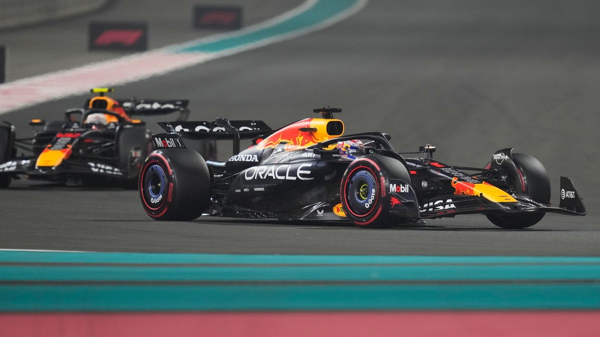 Max Verstappen pred Júkim Cunodom počas kvalifikácie na Veľkú cenu Abú Zabí 2025.