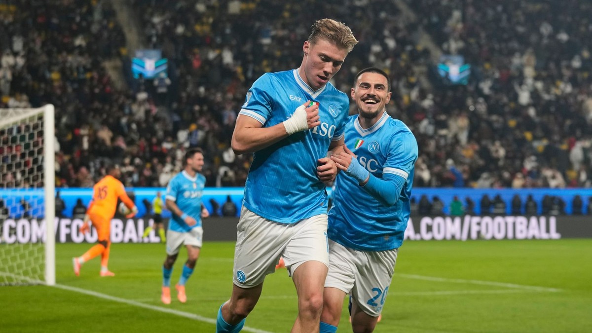 Rasmus Hojlund z Neapola sa teší z gólu so spoluhráčom Eljifom Elmasom (vpravo) počas semifinále Talianskeho superpohára SSC Neapol - AC Miláno.