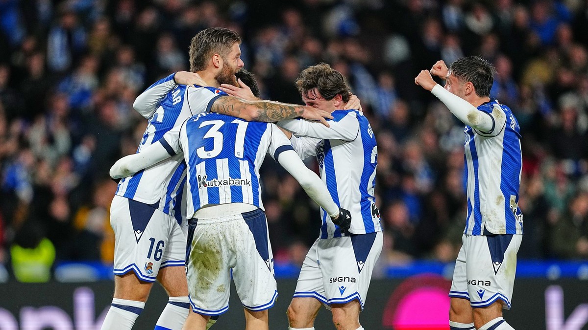 Futbalisti Realu Sociedad oslavujú gól.