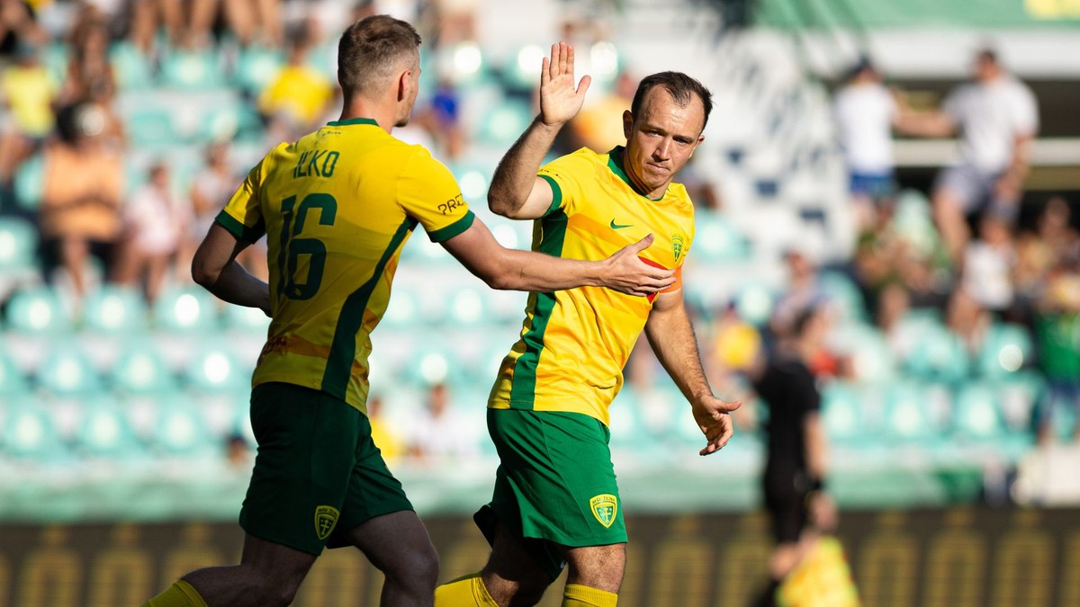 Futbalisti MŠK Žilina oslavujú gól.