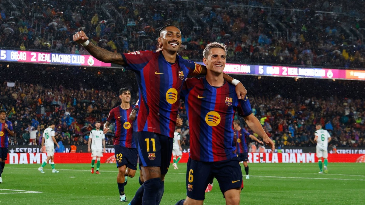 Futbalisti FC Barcelona oslavujú gól.