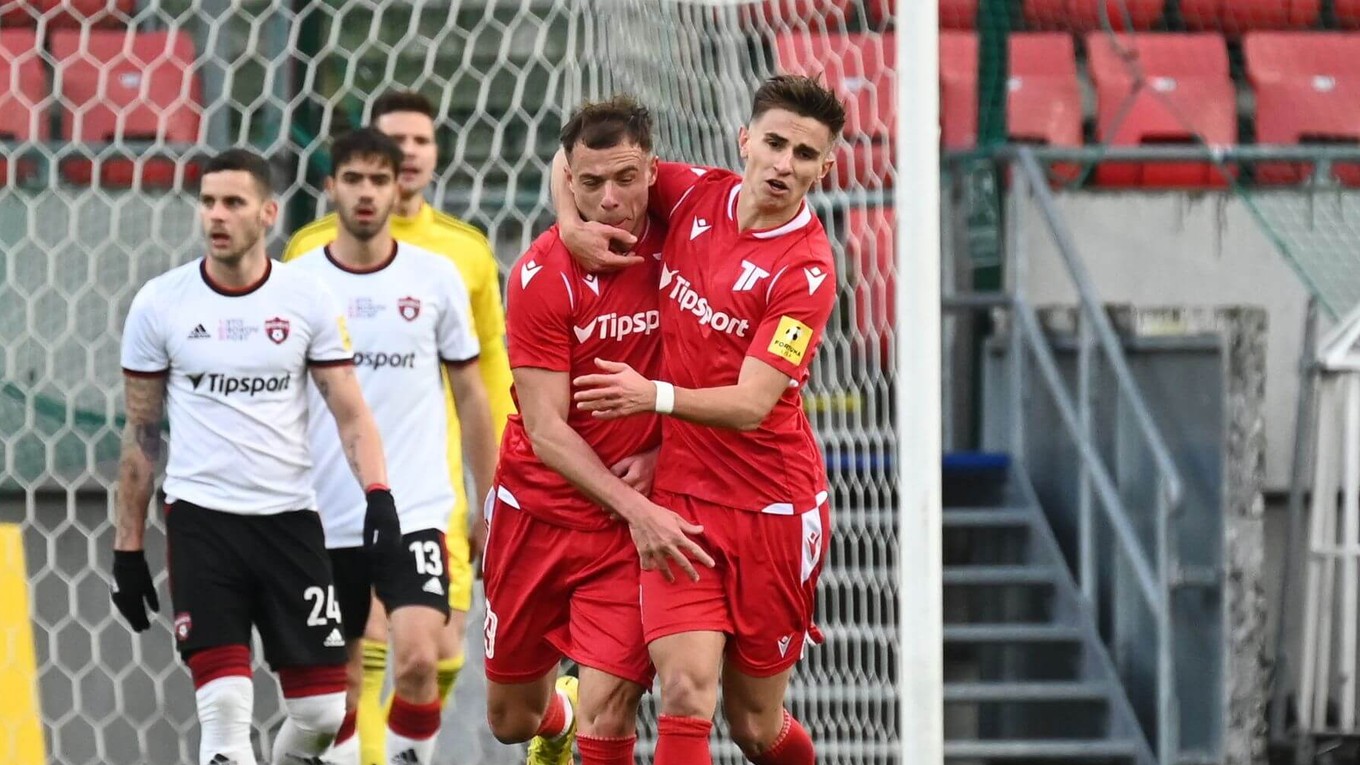 Njegoš Kupusović (vľavo) a Artur Gajdoš sa tešia po strelenom góle v drese AS Trenčín.