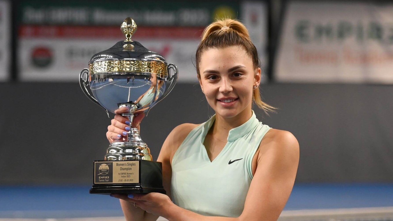 Rumunská tenistka Jaqueline Cristianová pózuje s trofejou pre víťazku turnaja ITF v Trnave.