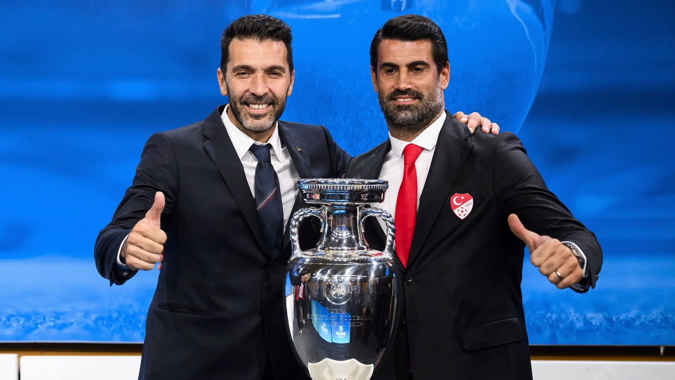 Gianluigi Buffon (vľavo) a Volkan Demirel ako ambasádori ME vo futbale 2032.