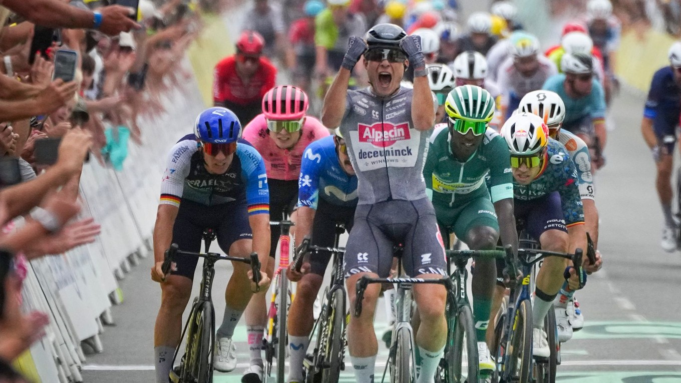 Jasper Philipsen oslavuje triumf v 10. etape Tour de France 2024.