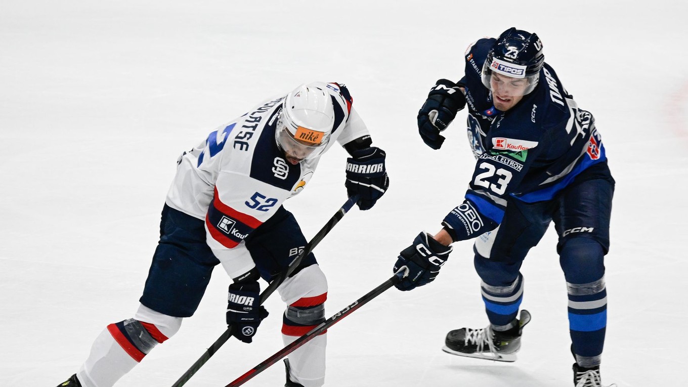 Na snímke vľavo Sena Wendell Acolatse (Slovan) a vpravo Oliver Turan (Poprad).