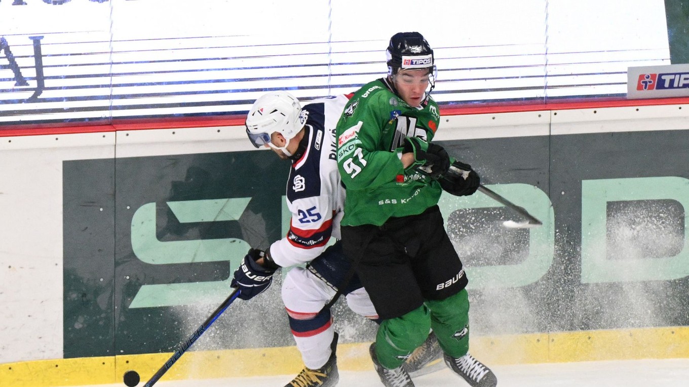 Richard Ondrušek (vpravo) v drese Nových Zámkov.