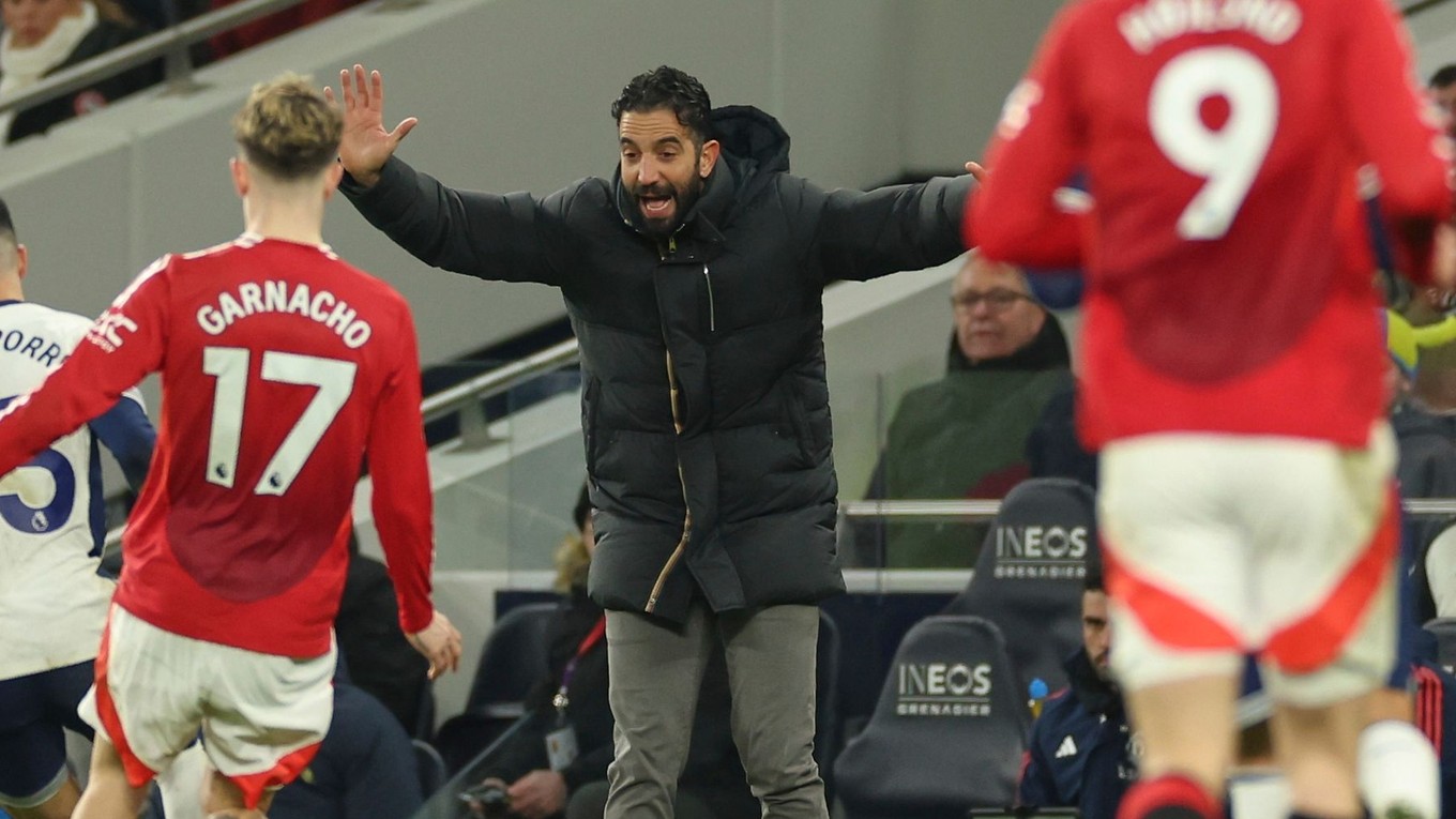 Tréner Ruben Amorim na lavičke Manchestru United.