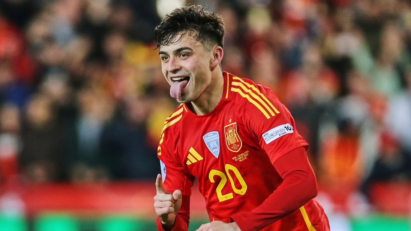 Pedri sa v drese španielskej reprezentácie teší z gólu.