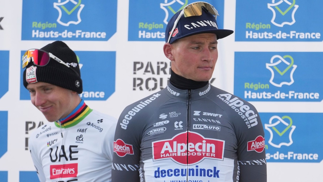 Mathieu van der Poel (vpravo) a Tadej Pogačar po pretekoch Paríž - Roubaix 2025.