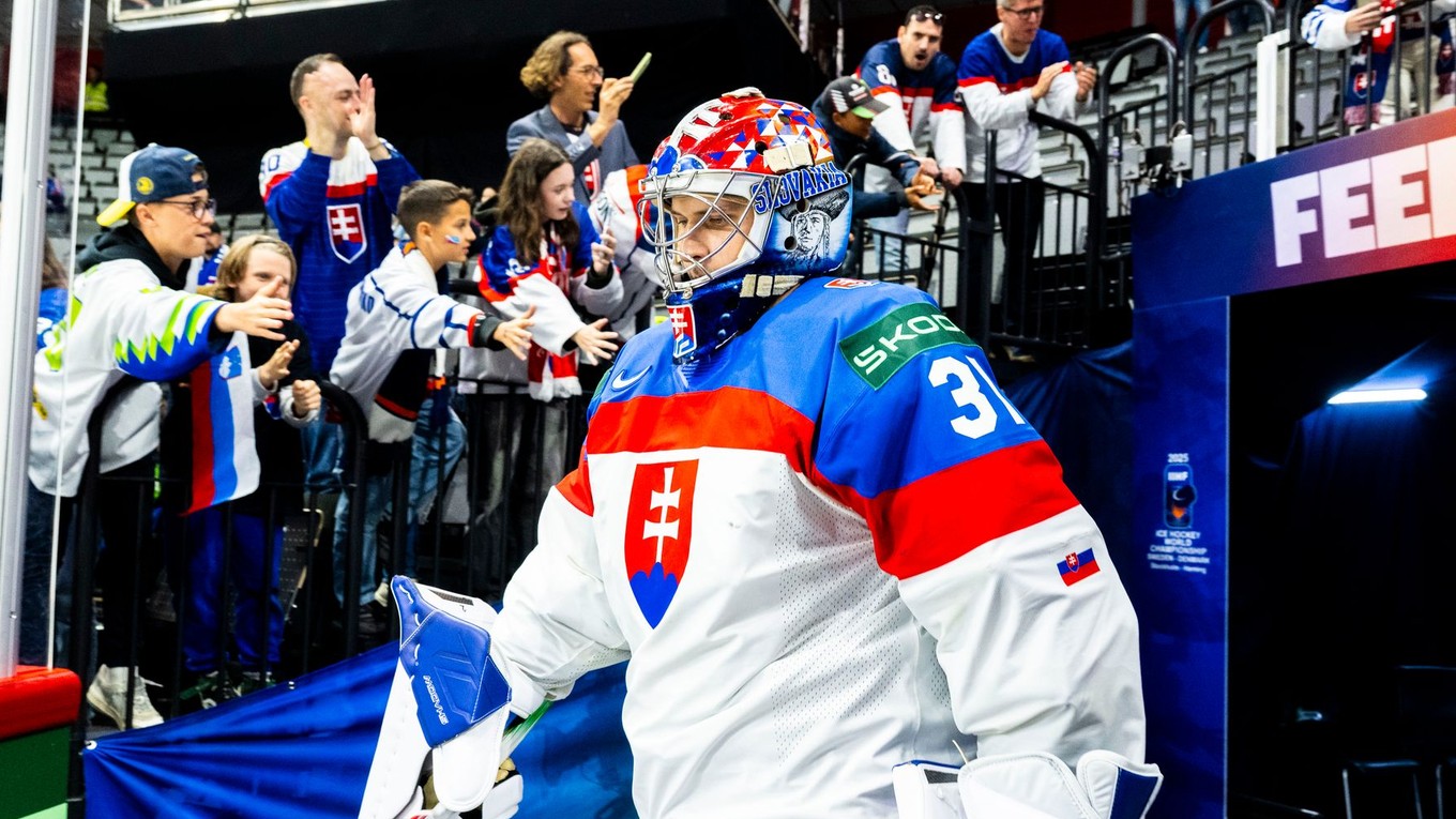 Na snímke je brankár slovenskej Samuel Hlavaj počas MS v hokeji 2025. 