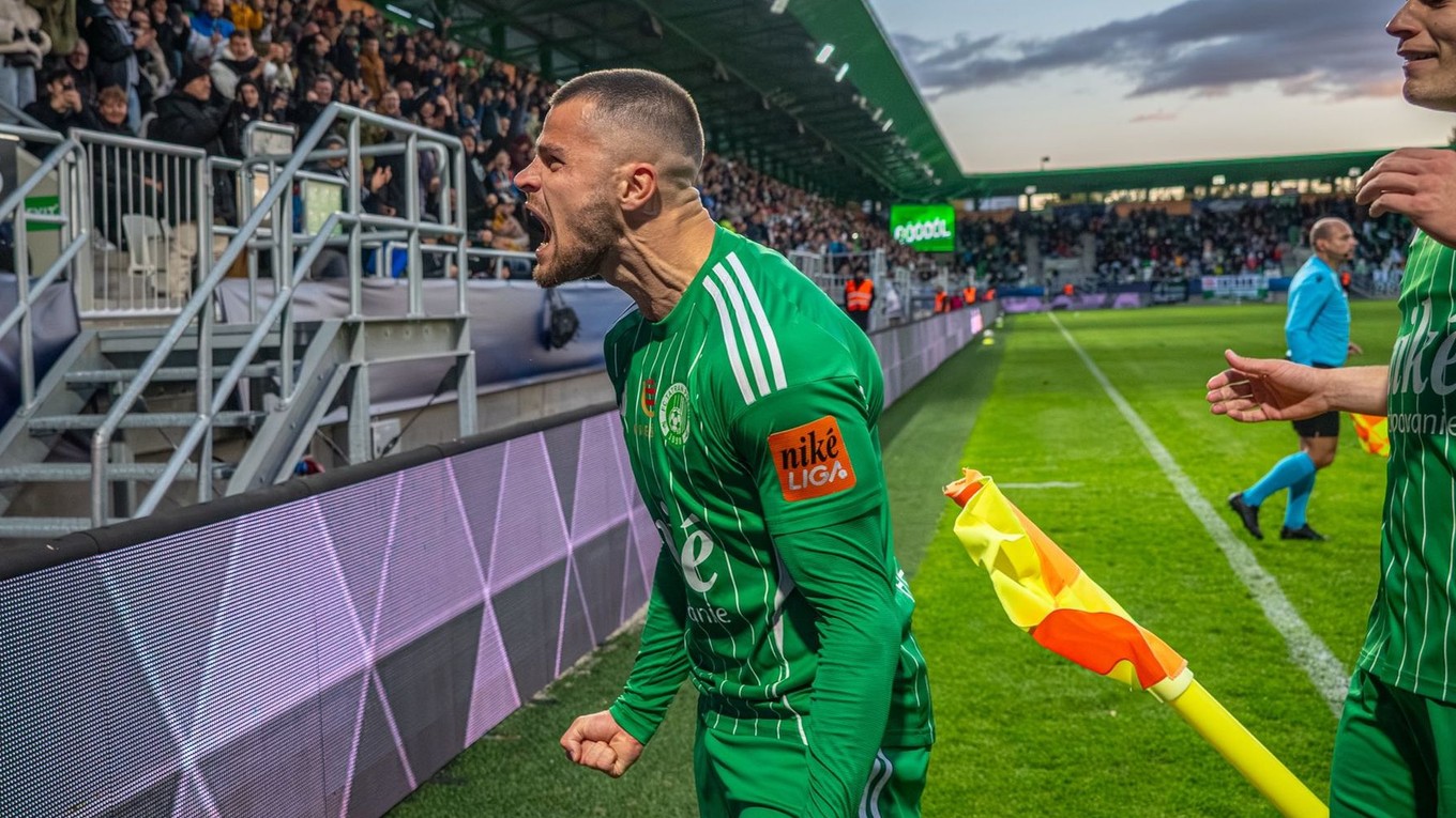 Martin Regáli oslavuje gól proti Podbrezovej.