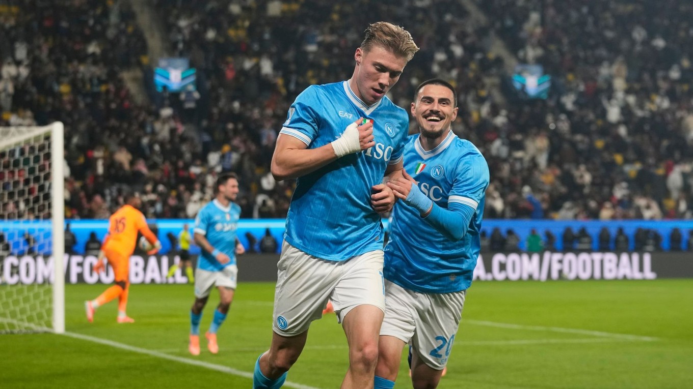 Rasmus Hojlund z Neapola sa teší z gólu so spoluhráčom Eljifom Elmasom (vpravo) počas semifinále Talianskeho superpohára SSC Neapol - AC Miláno.