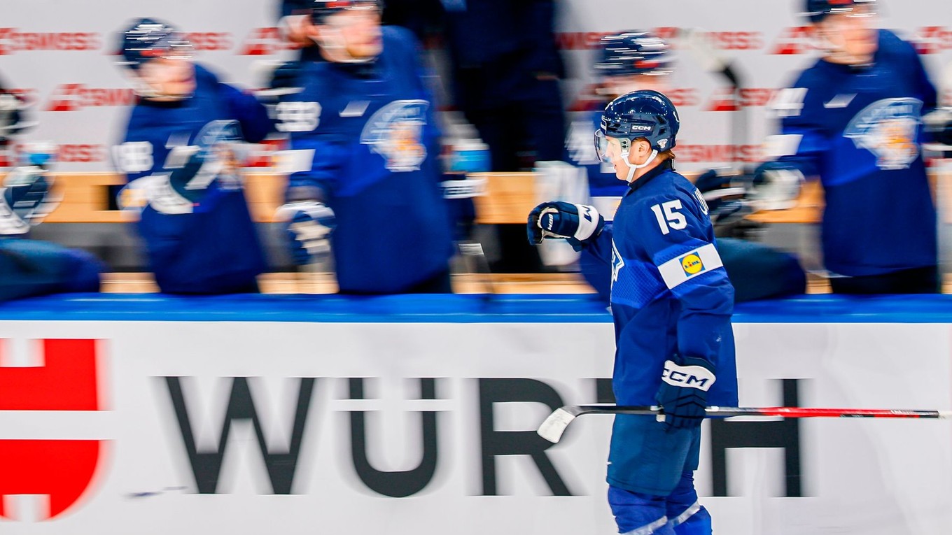 Hokejisti Fínska oslavujú gól proti Nemecku na MS v hokeji 2026.