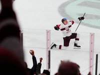 Kristians Rubins oslavuje víťazný gól proti USA v zápase o bronz na MS v hokeji 2023.