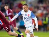 Slovenský stredopoliar Stanislav Lobotka v zápase proti Nórsku.