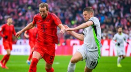 Harry Kane (vľavo) a Denis Vavro v zápase Bayern Mníchov - VfL Wolfsburg.