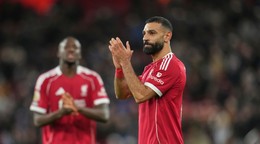 Mohamed Salah ďakuje fanúšikom po výhre Liverpoolu.