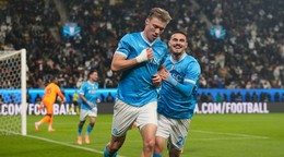 Rasmus Hojlund z Neapola sa teší z gólu so spoluhráčom Eljifom Elmasom (vpravo) počas semifinále Talianskeho superpohára SSC Neapol - AC Miláno.