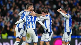 Futbalisti Realu Sociedad oslavujú gól.