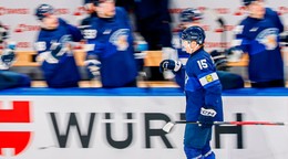 Hokejisti Fínska oslavujú gól proti Nemecku na MS v hokeji 2026.