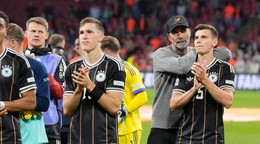 Tréner Jürgen Klopp s hráčmi Nemecka po remíze s Holandskom.