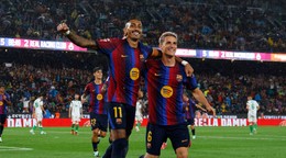Futbalisti FC Barcelona oslavujú gól.