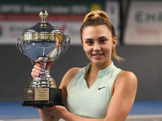 Rumunská tenistka Jaqueline Cristianová pózuje s trofejou pre víťazku turnaja ITF v Trnave.