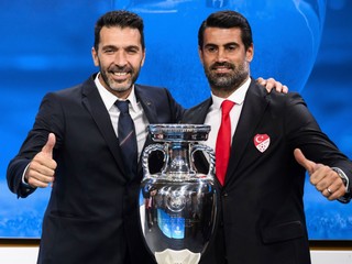 Gianluigi Buffon (vľavo) a Volkan Demirel ako ambasádori ME vo futbale 2032.