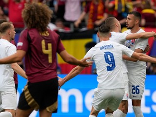 Ivan Schranz sa so spoluhráčmi teší po strelenom góle v zápase Slovensko - Belgicko v skupine E na EURO 2024.