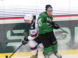 Richard Ondrušek (vpravo) v drese Nových Zámkov.