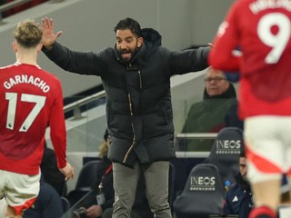 Tréner Ruben Amorim na lavičke Manchestru United.