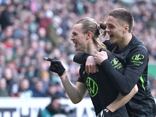 Patrick Wimmer(vľavo) oslavuje gól v zápase s Werder Brémy.